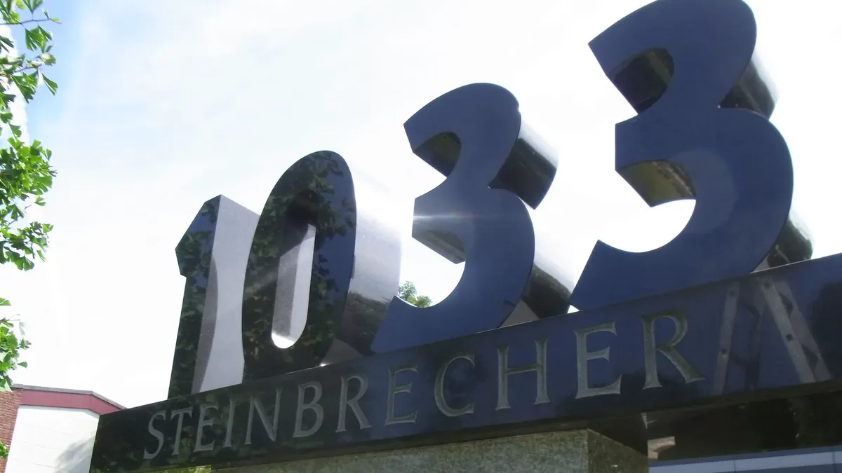 Schriftzug Steinbrecher mit der Hausnummer 1033 aus Granit am Ausstellungsgelände