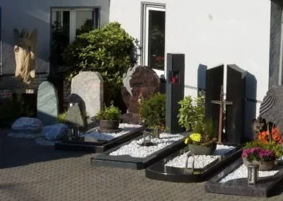 Reihe unterschiedlicher Grabsteine auf dem Ausstellungsgelände