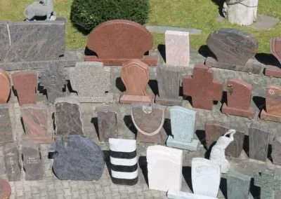 Musteraufbau einer kompletten Grabanlage auf dem Ausstellungsgelände