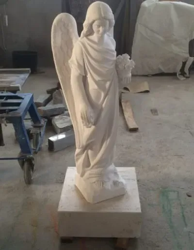 Figur als Grabschmuck auf einer Grabstätte – Beispiel 2