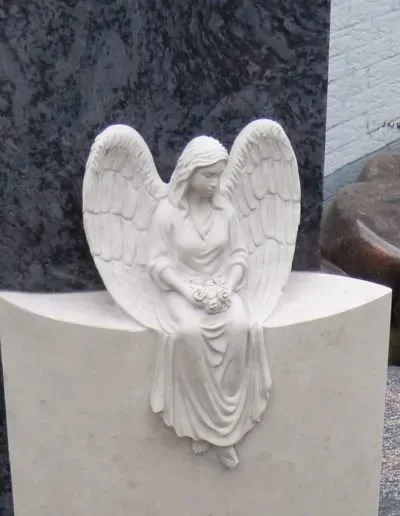 Figur als Grabschmuck auf einer Grabstätte – Beispiel 3
