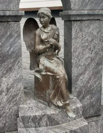 Figur als Grabschmuck auf einer Grabstätte – Beispiel 5