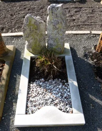 Findling als Grabdenkmal in natürlicher Form – Beispiel 1