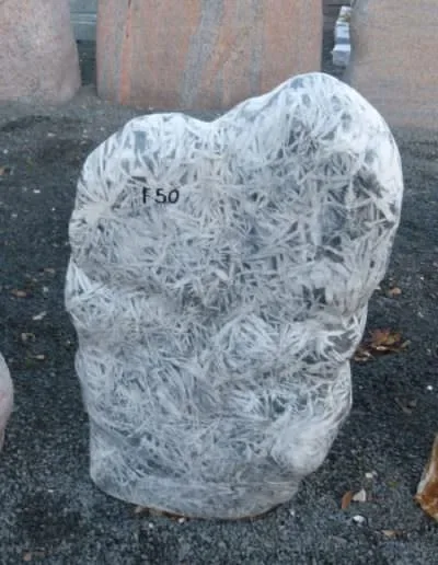 Findling als Grabdenkmal in natürlicher Form – Beispiel 2