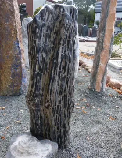 Findling als Grabdenkmal in natürlicher Form – Beispiel 3
