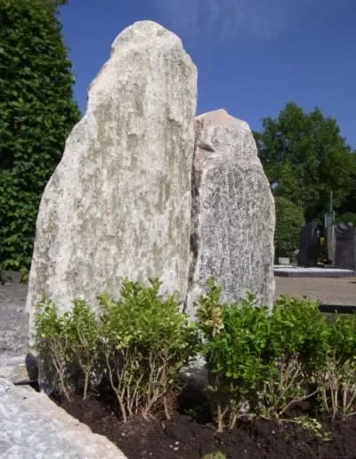 Findling als Grabdenkmal in natürlicher Form – Beispiel 6