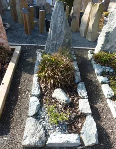 Findling als Grabdenkmal in natürlicher Form – Beispiel 7