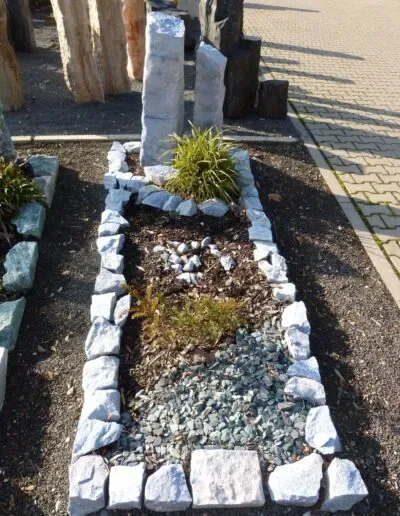 Findling als Grabdenkmal in natürlicher Form – Beispiel 8