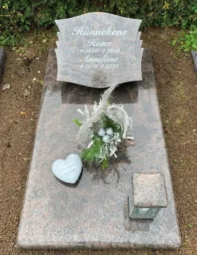 Liegender Grabstein auf einer Grabstätte – Beispiel 3