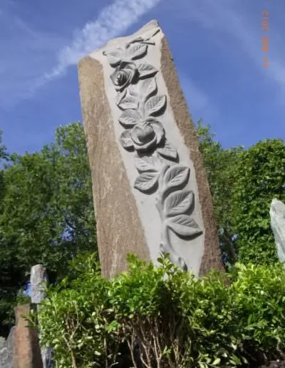 Handwerklich gearbeitete Stele als Grabmal – Beispiel 2