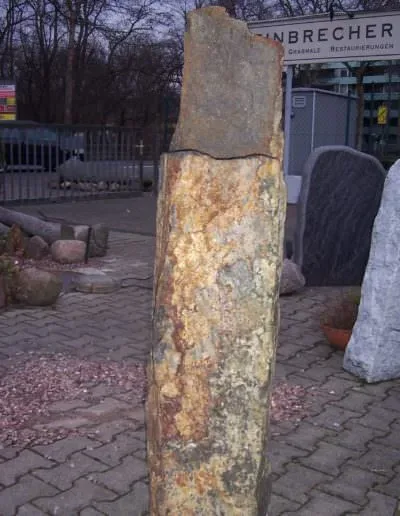 Handwerklich gearbeitete Stele als Grabmal – Beispiel 3