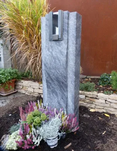 Handwerklich gearbeitete Stele als Grabmal – Beispiel 4