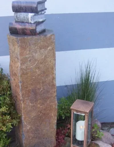 Handwerklich gearbeitete Stele als Grabmal – Beispiel 6