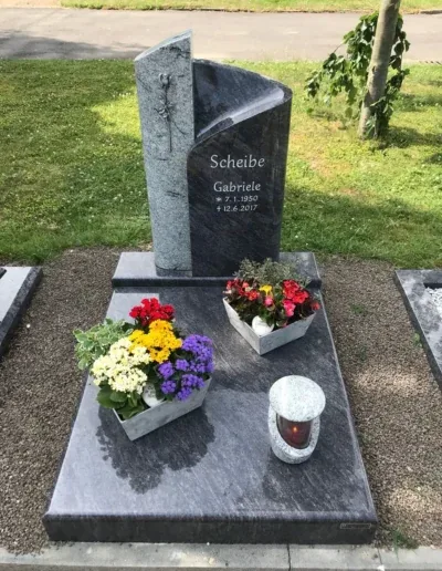 Urnengrab mit Grabplatte und Bepflanzung – Beispiel 2