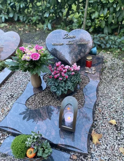 Urnengrab mit Grabplatte und Bepflanzung – Beispiel 3
