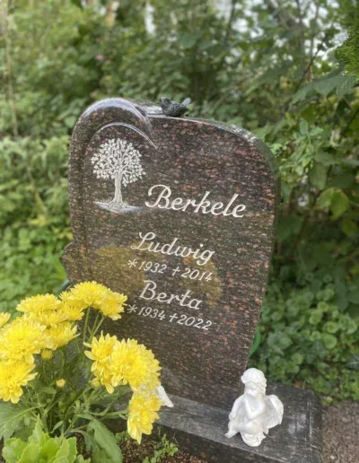 Urnengrab mit Grabplatte und Bepflanzung – Beispiel 5