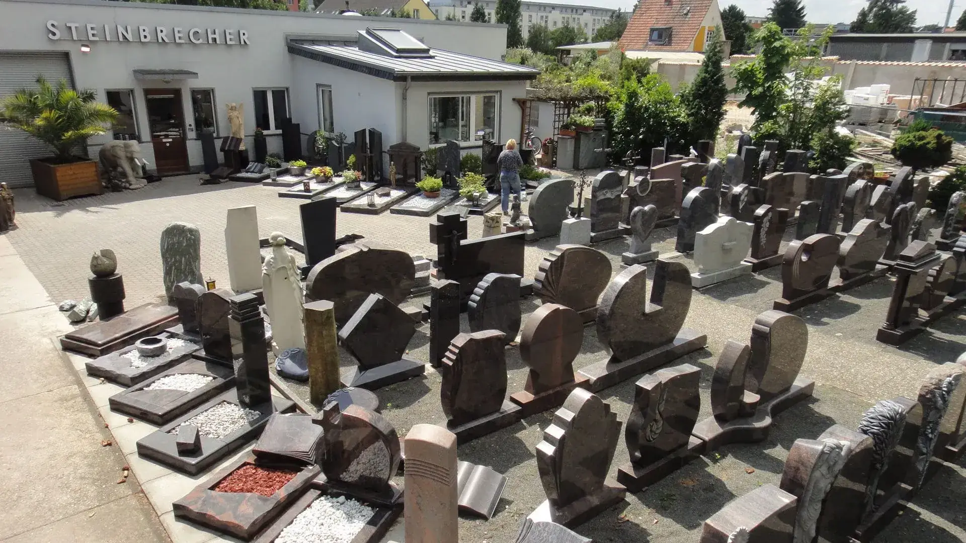 Ausstellungsgelände von Steinbrecher mit zahlreichen Grabmalen vor dem Betriebsgebäude