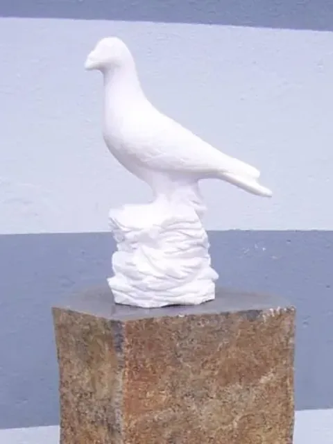 Figur aus Stein als Grabschmuck