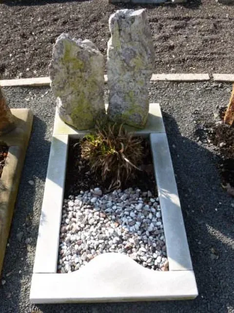 Naturbelassener Findling als Grabdenkmal