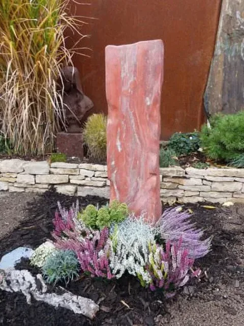 Schmale Stele aus Naturstein als Grabmal
